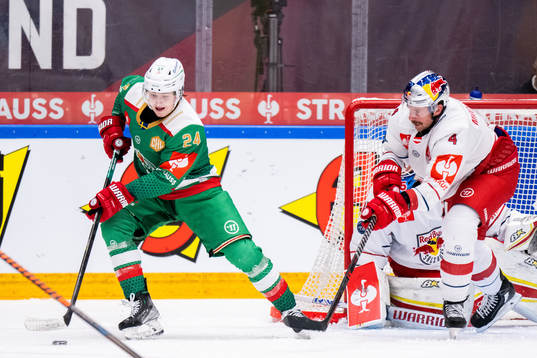 Marco Kasper of Rögle and Andrew MacWilliam of RB Salzburg