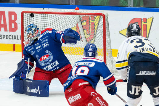 HV71s Måns Lindbäck gör 1-2 bakom Oskarshamns målvakt