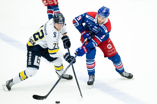 HV71s Jonathan Davidsson och Oskarshamns Ahti Oksanen