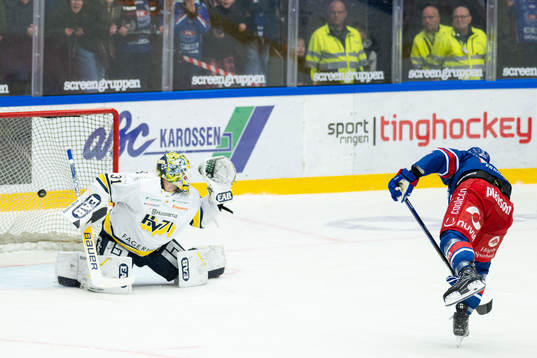 Oskarshamns Cameron Brace gör 2-3 bakom HV71s målvakt