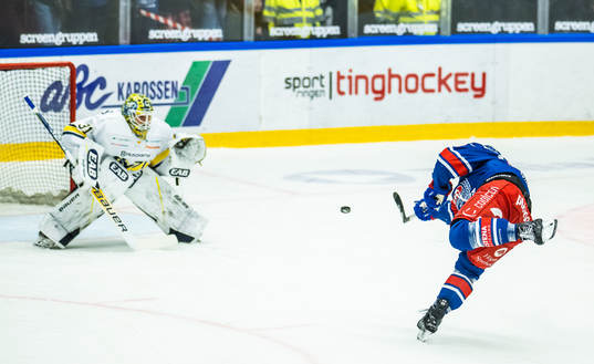 Oskarshamns Cameron Brace gör 2-3 bakom HV71s målvakt