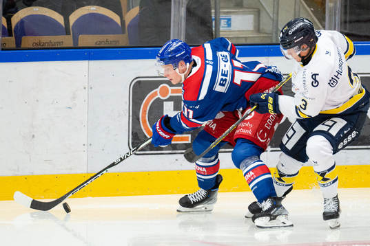 Oskarshamns Antti Suomela och HV71s Daniel Glad