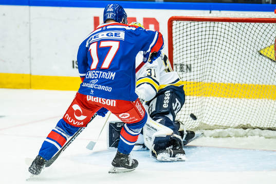 Oskarshamns Jonas Engström och HV71s målvakt Joni Ortio