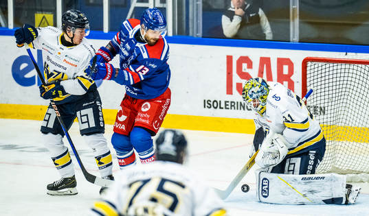 Oskarshamns Jiri Smejkal och HV71s målvakt Joni Ortio