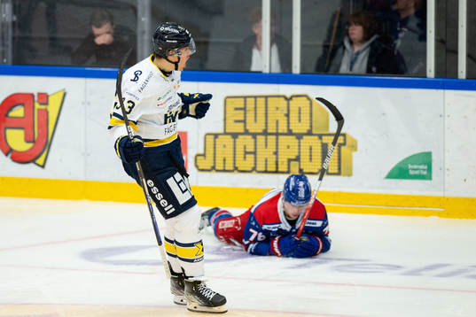 HV71s Måns Lindbäck jublar