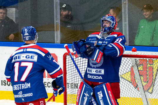 Oskarshamns Jonas Engström och målvakt Tim Juel deppar