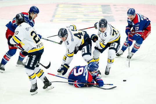 HV71s André Petersson, Chad Billins och Radan Lenc i en