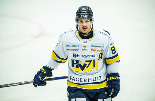 HV71s Mikkel Bödker jublar