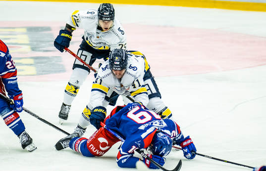 HV71s Chad Billins och Radan Lenc mot Oskarshamns Hampus