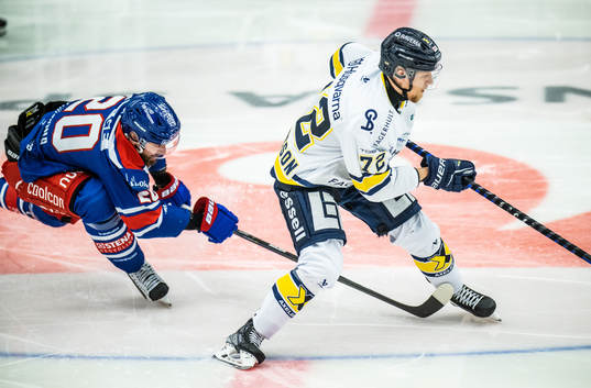 Oskarshamns Hynek Zohorna och HV71s Jonathan Davidsson