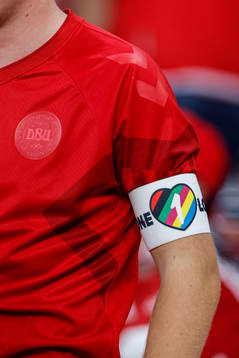 [DK=20221122: Dansk fan med One Love anførebind]