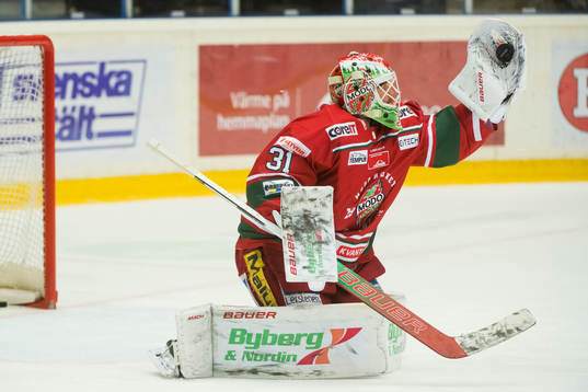Modos målvakt Marcus Nygren innan ishockeymatchen i