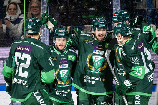 Färjestads Linus Johansson jublar med lagkamrater