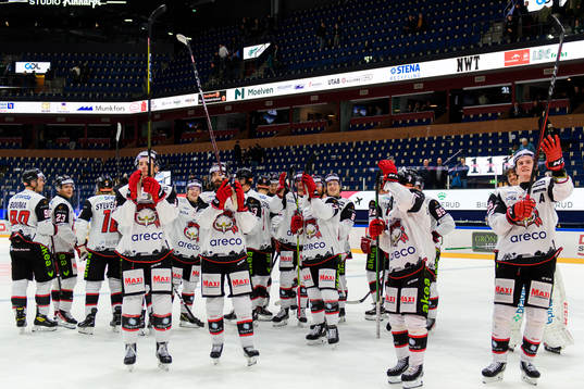 Malmö Redhawks spelare jublar och tackar publiken