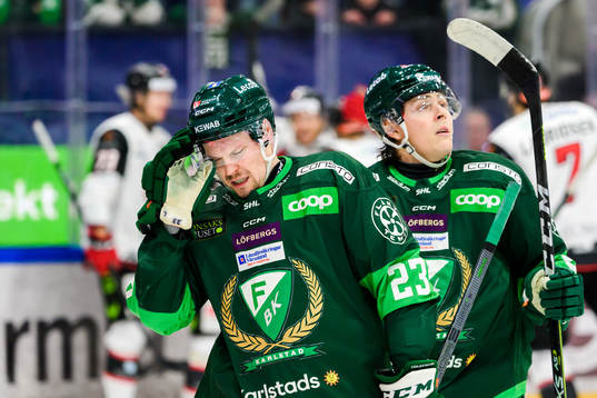 Färjestads Ville Pokka och Max Lindroth deppar