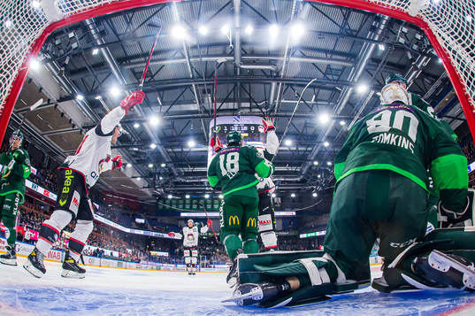 Malmö Redhawks Carl Söderberg jublar