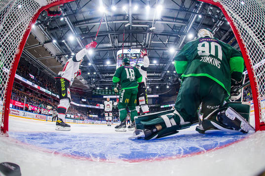 Malmö Redhawks Carl Söderberg jublar