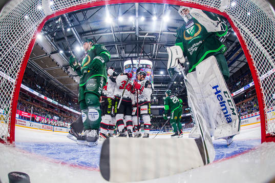 Malmö Redhawks Carl Söderberg jublar