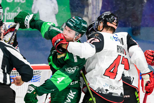 Färjestads Oscar Lawner och Malmö Redhawks Joakim Ryan