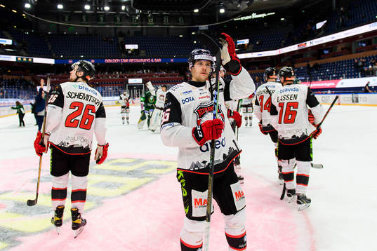 Malmö Redhawks Carl Persson jublar och tackar publiken