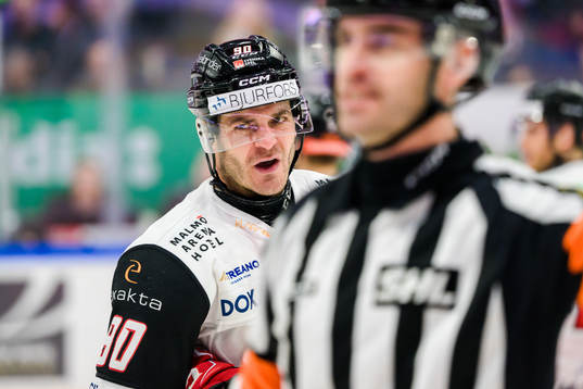 Malmö Redhawks Lance Bouma reagerar på domare