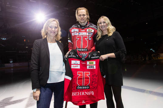 Örebros Rodrigo Abols delar ut en signerad tröja