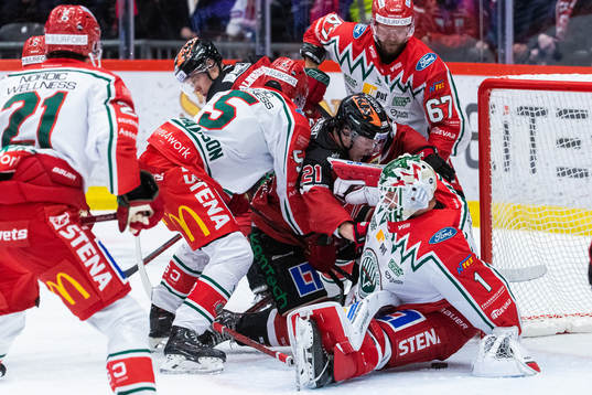 Örebros Linus Öberg och Frölundas målvakt Lars Johansson