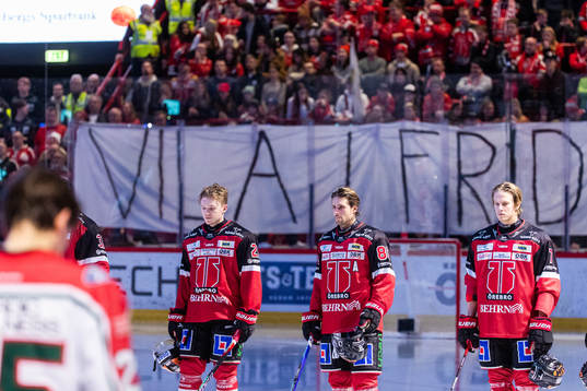 Örebros spelare vid en tyst minut för Börje Salming