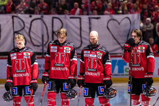 Örebros spelare vid en tyst minut för Börje Salming