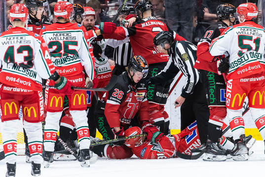 Örebros Elias Pettersson och Frölundas Nicklas Lasu