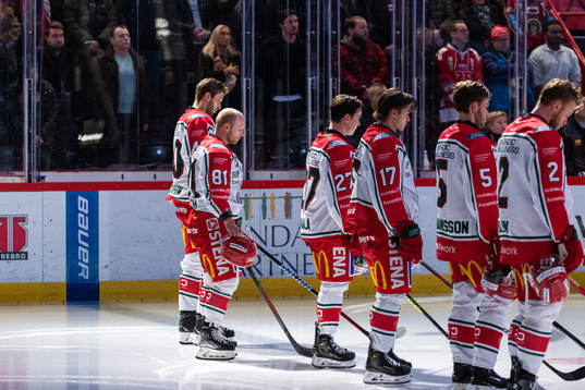 Frölundas Ryan Lasch vid en en tyst minut för Börje