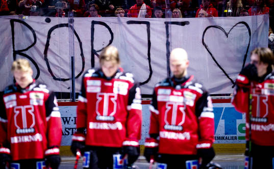 Örebro publiken med en banderoll för Börje Salming