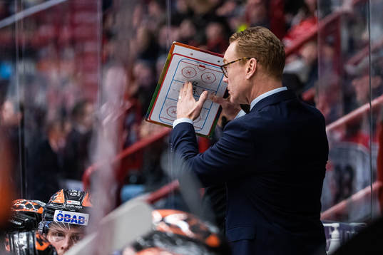 Örebros tränare Niklas Eriksson tecknar för time out
