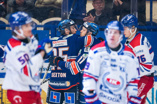 Växjös Dan Sexton jublar med målskytten till 1-0  Kalle