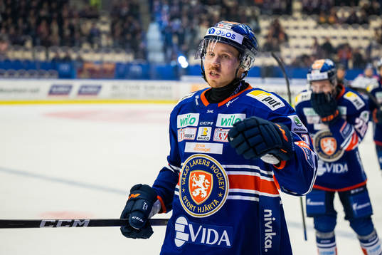 Växjös Kalle Kossila jublar