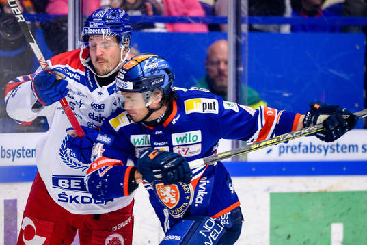 Oskarshamns Patrik Karlkvist blir tacklad av Växjös