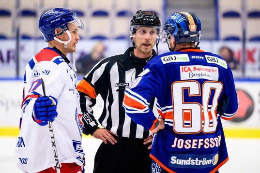 Domare Andreas Harnebring mellan Oskarshamns Jonas