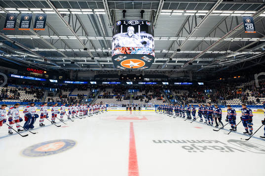 Oskarshamns och Växjös spelare vid en tyst minut för