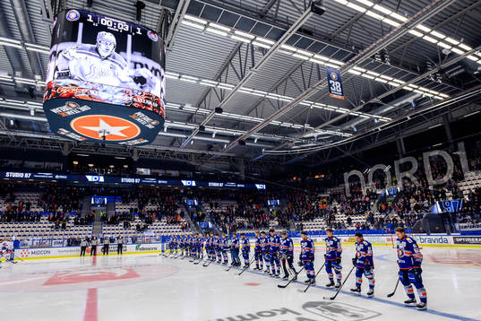 Växjös spelare vid en tyst minut för Börje Salming