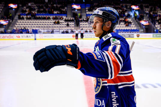 Växjös Kalle Kossila jublar
