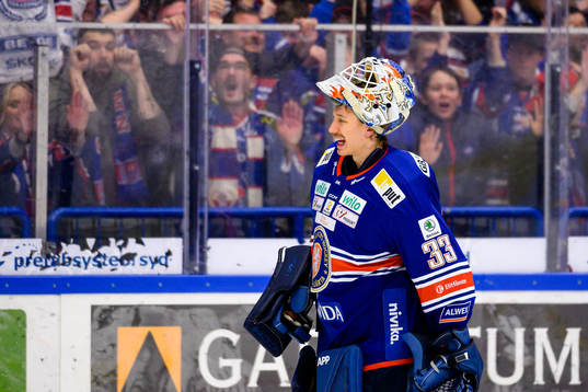Växjös målvakt Emil Larmi deppar