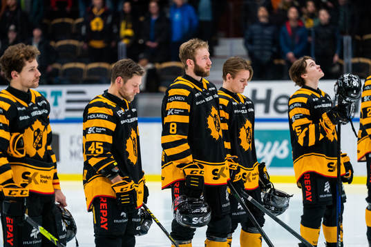 Skellefteås spelare vid en tyst minut för Börje Salming