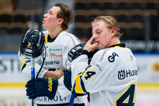HV71s Emil Andrae vid en tyst minut för Börje Salming