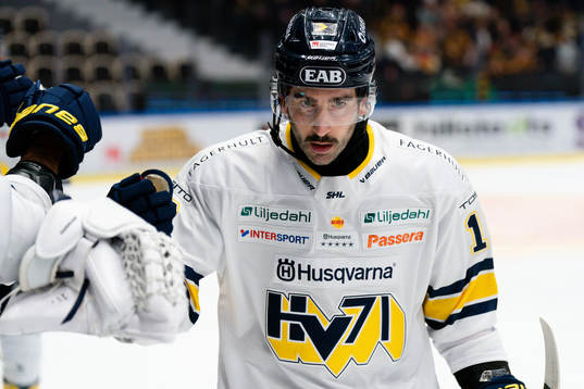HV71s Joseph Laleggia jublar