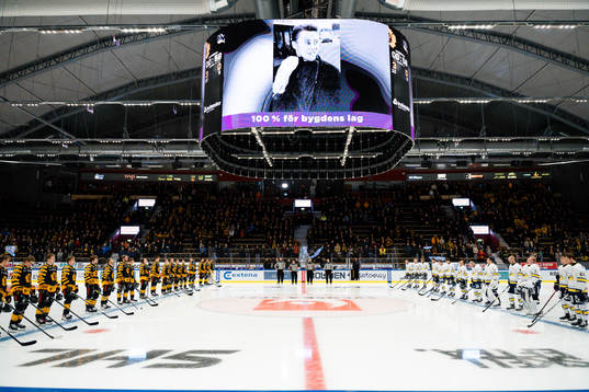 Lagen ställer upp för en tyst minut till minne av Börje