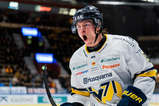 HV71s Victor Sjöholm jublar