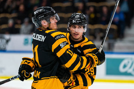 Skellefteås Max Lindholm och Albin Sundsvik jublar