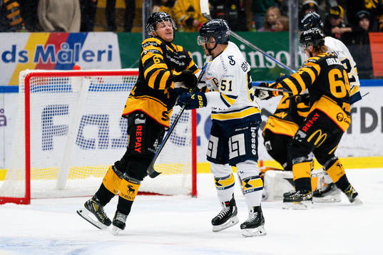 Skellefteås Måns Forsfjäll och HV71s Andy Miele
