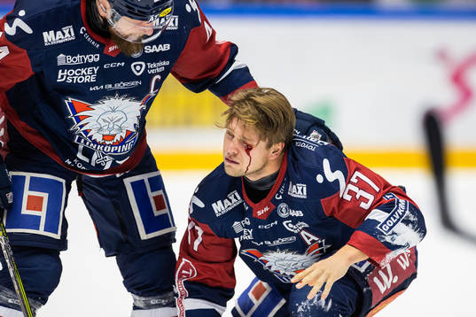 Linköpings Jesper Pettersson blöder från ögat