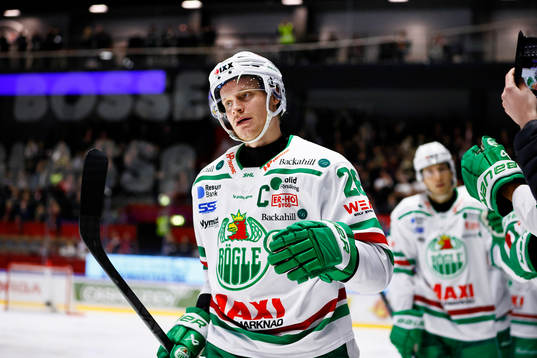 Rögles Anton Bengtsson  jublar